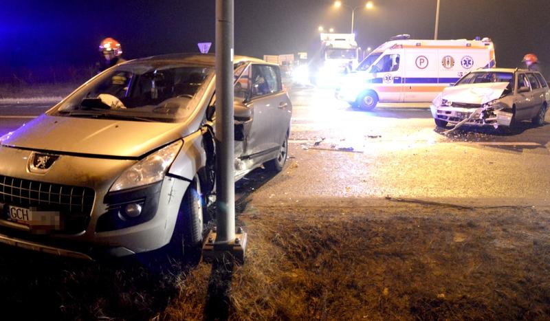 Volkswagen zderzył się peugeotem na węźle w Lipienicach (FOTO)