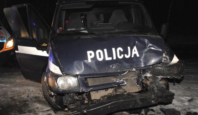 AKTUALIZACJA Zdarzenie z policyjnym radiowozem koło Czernicy (FOTO)