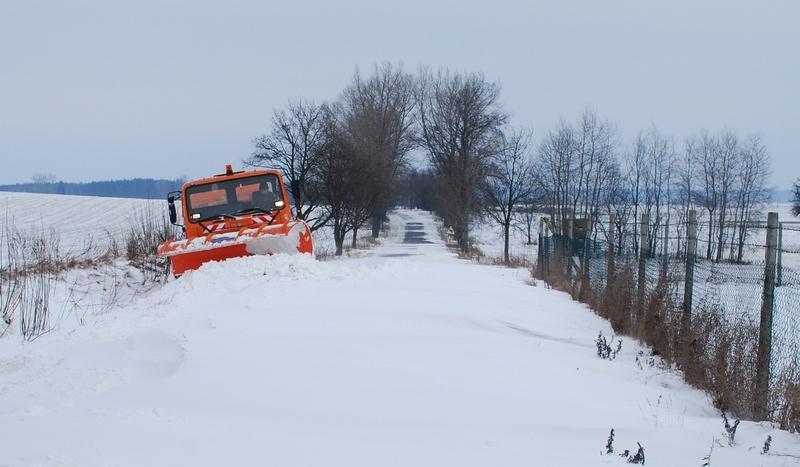 Boczne drogi zasypane śniegiem