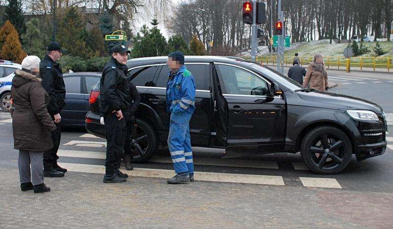 Audi otarło się o ciężarówkę (FOTO)