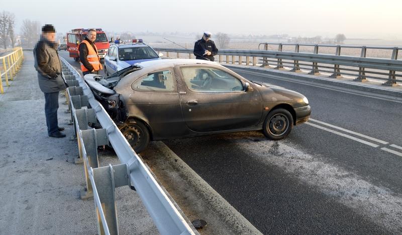 Kolizja na moście przed Nieżychowicami. W aucie było małe dziecko (FOTO)