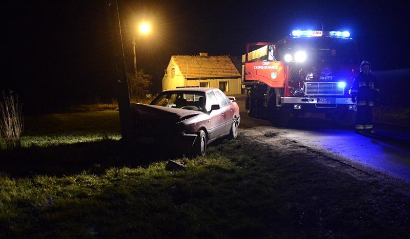 Uderzył w słup w Nieżychowicach (FOTO)