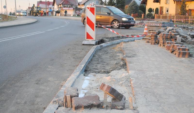 Ulica Leśna z nowymi krawężnikami