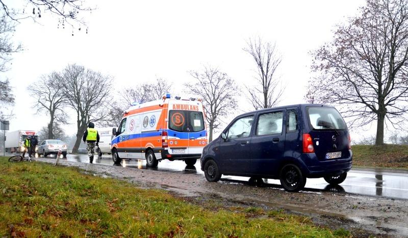 Wypadek przed Łęgiem. Rowerzystka nie żyje (ZDJĘCIA)