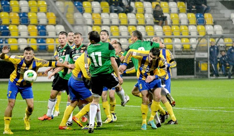 Gorąco na boisku i trybunach. Kolejne zdjęcia z meczu Arka - Chojniczanka