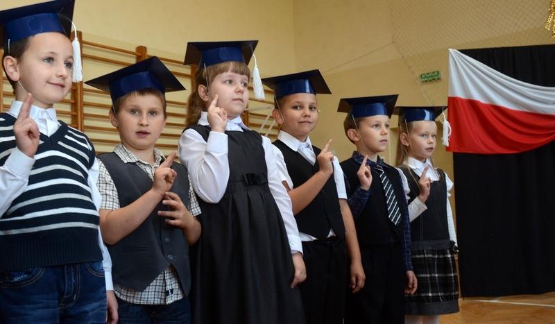 Pierwszoklasiści pasowani na uczniów (FOTO)