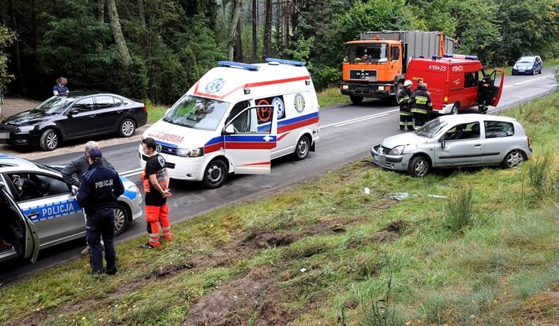 Osobówka dachowała na drodze z Brus do Chojnic (FOTO)