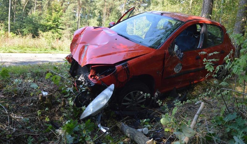 Dachowanie peugeota. Kierowca w szpitalu (FOTO)