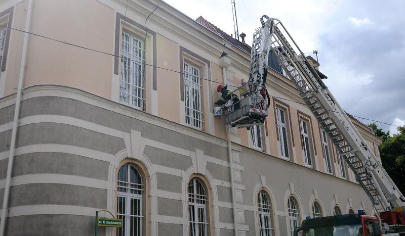 Strażacy zdejmowali luźny tynk ze starostwa