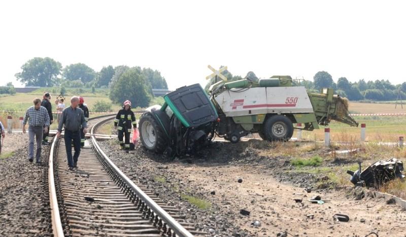 Ciągnik wjechał pod pociąg w Klawkowie (GALERIA)