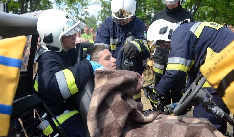 Druhowie wyciągają zakleszczonego kierowcę (GALERIA, WIDEO)