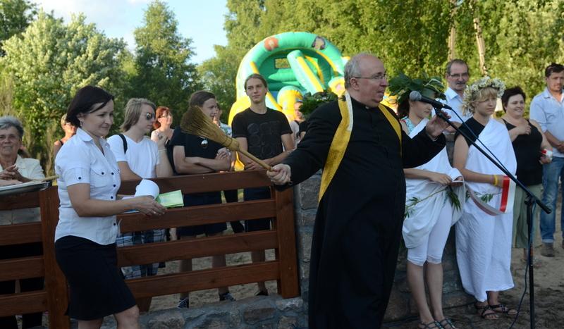 Wiata nad Jeziorem Kiełpińskim poświęcona