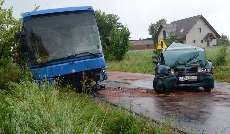 Osobówka uderzyła w autobus pod Ogorzelinami (FOTO)