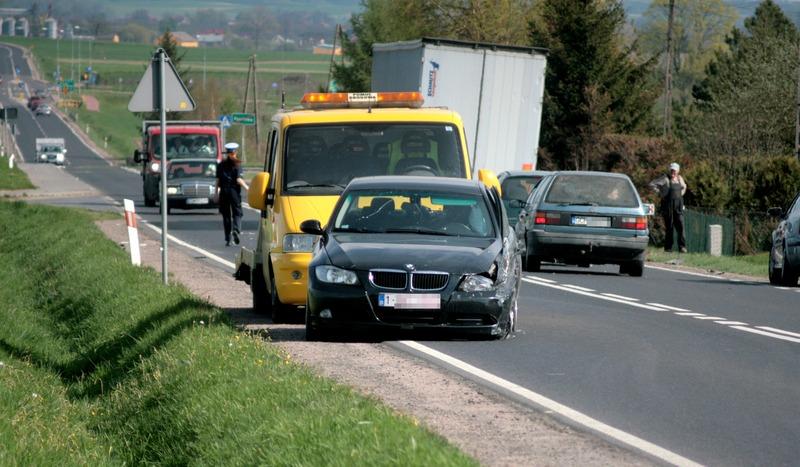 Kolizja na drodze z Chojnic do Tucholi. Samochód ciężarowy zderzył się z bmw (FOTO