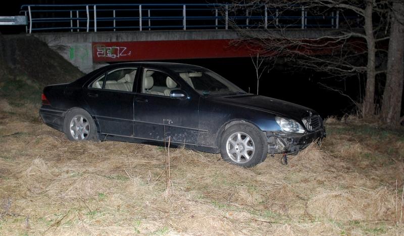 Mercedes zatrzymał się tuż przed rzeką (FOTO)
