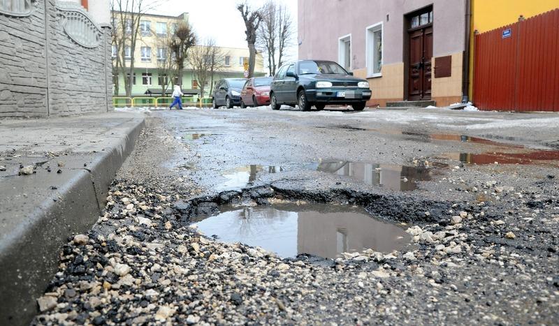 Pocztowa w Czersku dziurawa jak ser