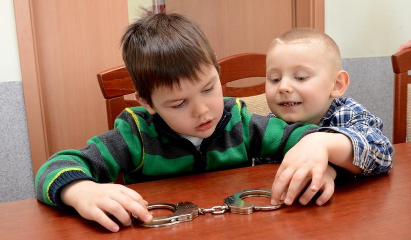 W takich kajdankach chodzą bandyci! (ZDJĘCIA)