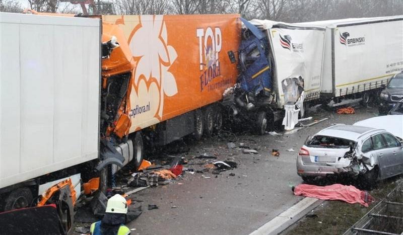 Karambol w Niemczech. Ranni kierowcy z czerskiej firmy (FOTO)