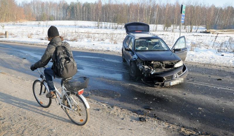 Zderzenie pod Czerskiem. Uwaga, jest ślisko! (GALERIA)
