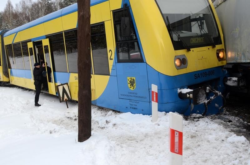 Ciężarówka zderzyła się z szynobusem (GALERIA, WIDEO)