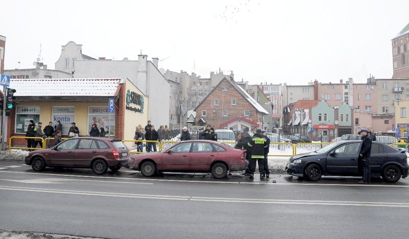 Zderzenie trzech aut na ulicy Sukienników (FOTO)