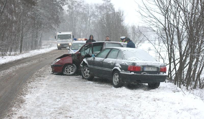 Groźny wypadek za Nieżychowicami. Są ranni (FOTO)