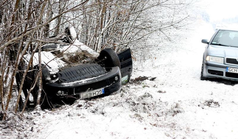 Golf dachował na ?berlince?. Auto prowadziła kobieta (FOTO)