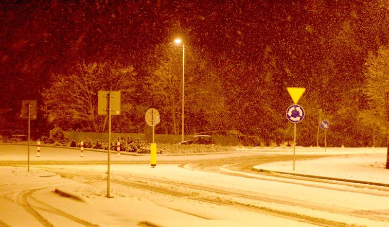Zima atakuje w Chojnicach. Śnieżyca nad miastem (FOTO)