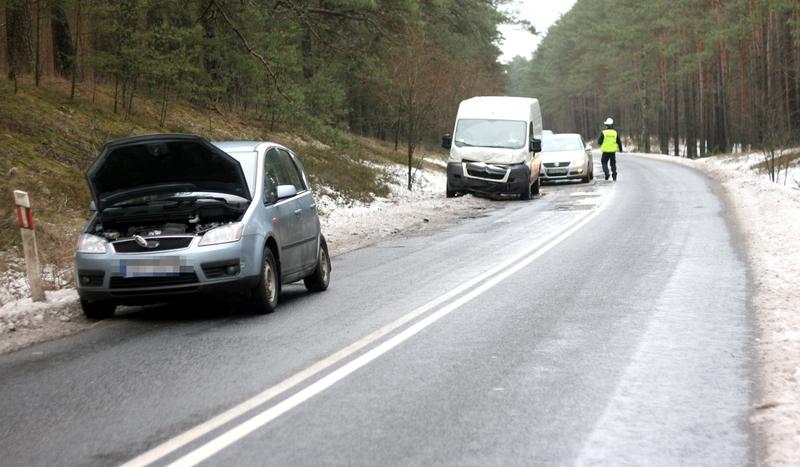 Citroen uderzył w forda. Trzy osoby w szpitalu (FOTO)