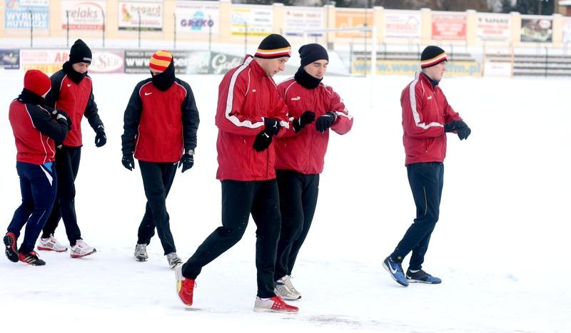 Piłkarze Chojniczanki biegali po śniegu (ZDJĘCIA)