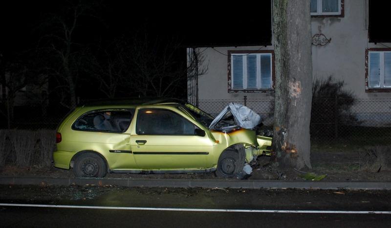 Nissan uderzył w drzewo i zaczął się palić (FOTO)