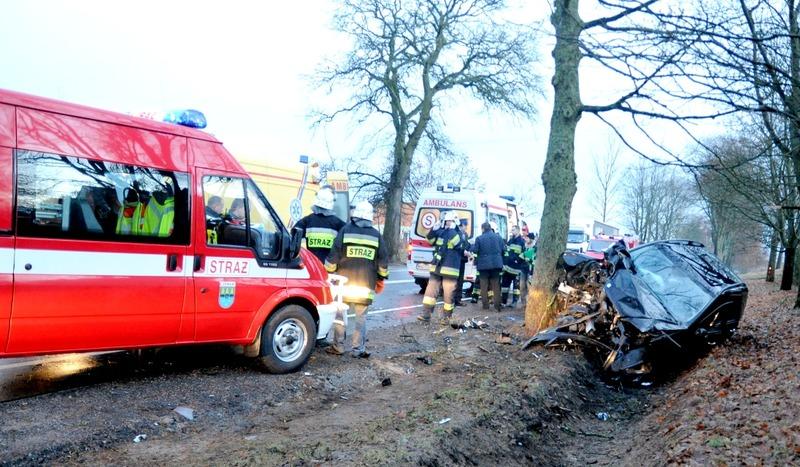 Wypadek pod Łęgiem. Cztery osoby trafiły do szpitala (GALERIA, WIDEO, AKTUALIZACJA