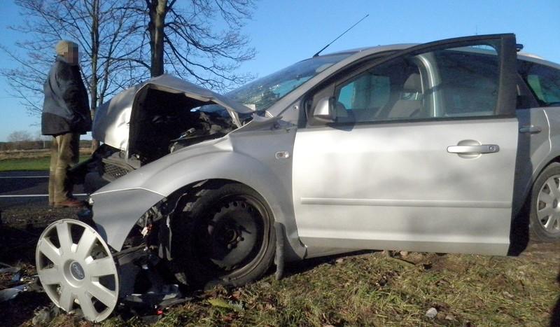 Samochód uderzył w drzewo w Łęgu (foto)