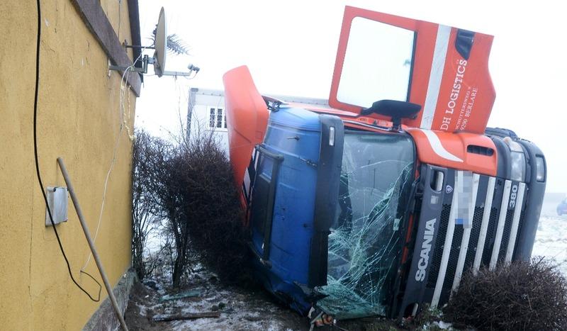 Tir prawie wjechał do domu w Nieżychowicach (FOTO)