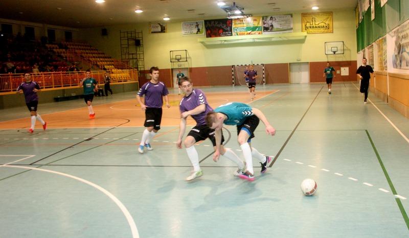 Przedostatnia kolejka Chojnickiej Ligi Halowej. Drużyny walczą o play-offy