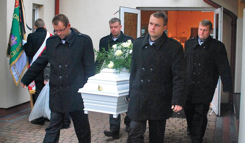 Biała trumna na chojnickim cmentarzu