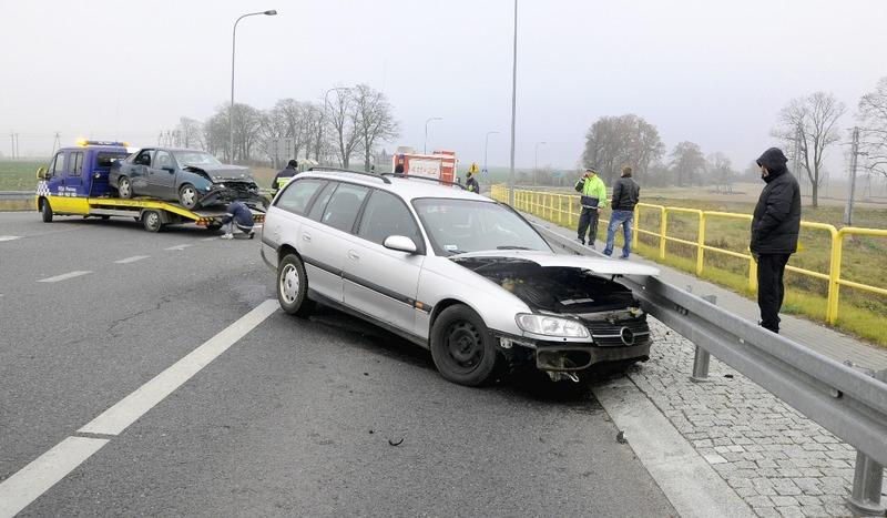 Kolizja dwóch aut na węźle Lichnowy (FOTO)