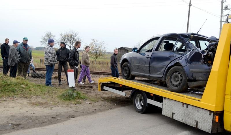 Wjechał pod pociąg na przejeździe w Łęgu (GALERIA)