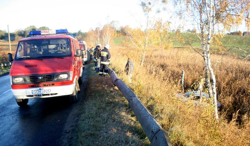 Uwaga, jest bardzo ślisko! Skoda fabia wypadła z drogi w Ciecholewach (FOTO)