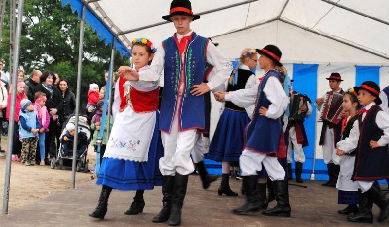 Może teatr ognia? Albo taniec folklorystyczny?