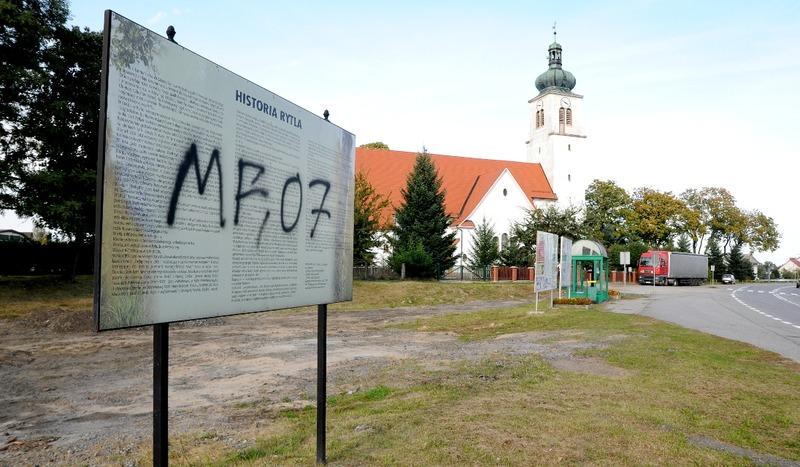 Chuligani ? idioci zniszczyli tablicę w Rytlu