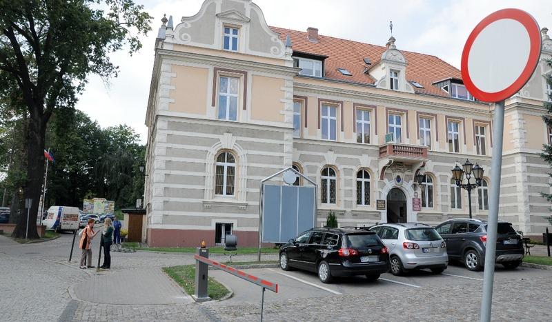 Szlaban przed starostwem. Po co został wstawiony?
