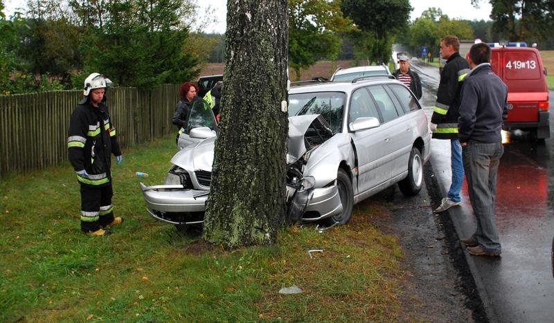 Opel uderzył w drzewo pod Rytlem. Osiemnastolatki w szpitalu (FOTO)