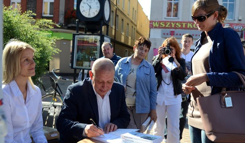 Jasnowidz podpisuje książki na rynku