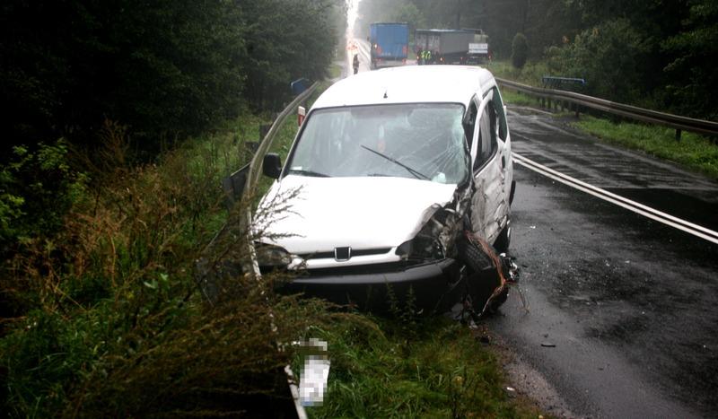 Zdarzenie na drodze Chojnice ? Brusy. Peugeot uderzył w barierkę