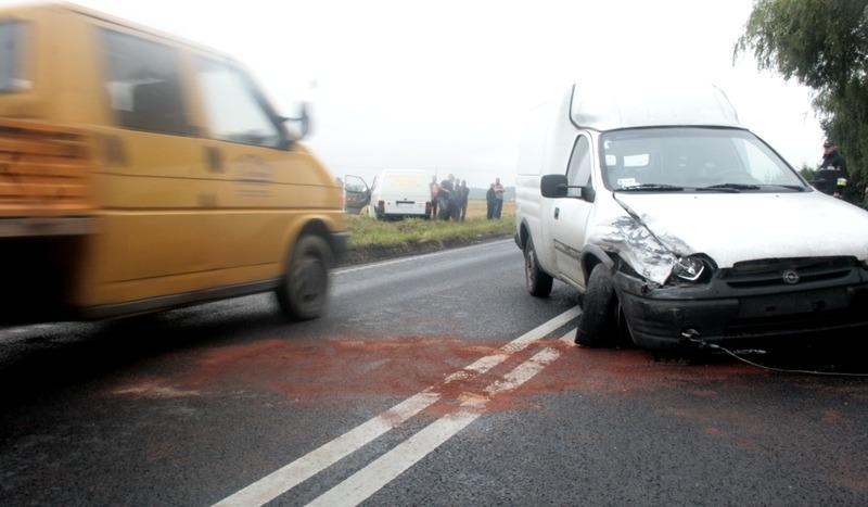 Opel jechał na czołówkę z busem. Jedna osoba w szpitalu (FOTO)