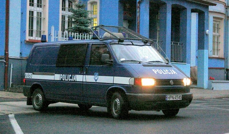 Młodociani bandyci skatowali strażnika