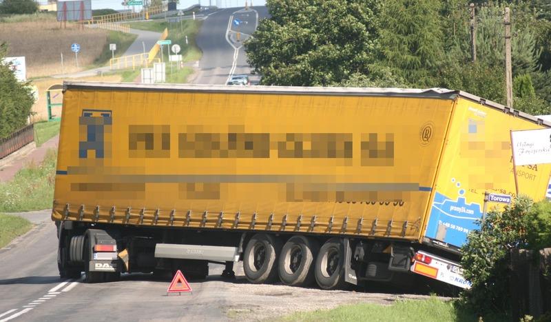 TIR wypadł z drogi w Pawłówku (FOTO)