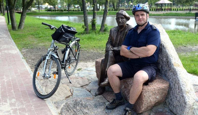 W parku spotkasz strażnika na rowerze