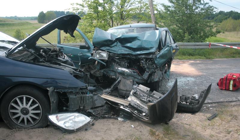 Czołowe zderzenie na drodze nr 212. Trzy osoby w szpitalu